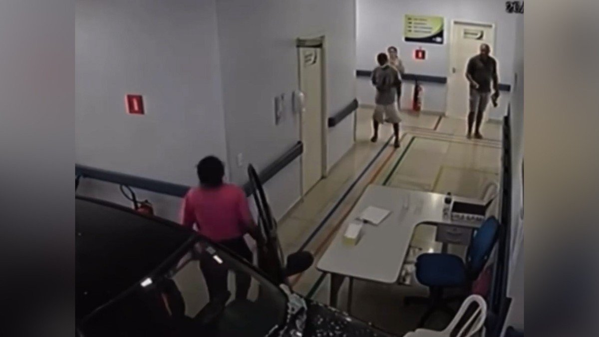 INSATISFAÇÃO COM ATENDIMENTO: Mulher joga carro dentro de recepção de hospital