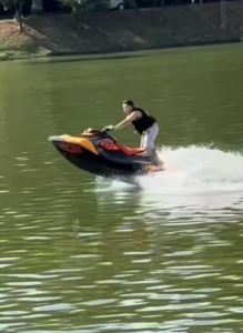 Influencer anda de jet ski na lagoa da Pampulha; prática é proibida por lei
