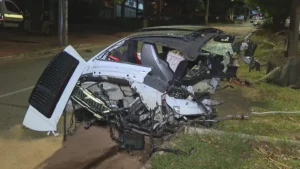 Homem morre após Porsche bater em árvore em BH; veículo ficou destruído