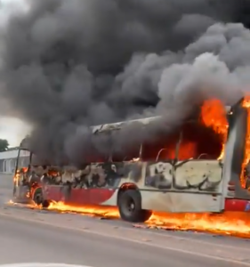 INCIDENTE: Ônibus pega fogo e interdita parte da BR-040, em BH