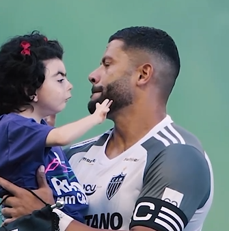 CENA COMOVE O PAÍS: Com olhos marejados, Hulk se emociona com a pequena Mariazinha em partida pelo Campeonato Mineiro