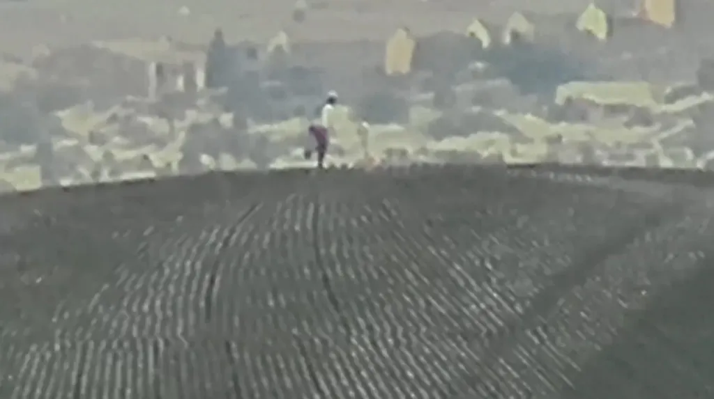 Homem é flagrado escalando a MSG Sphere, em Las Vegas