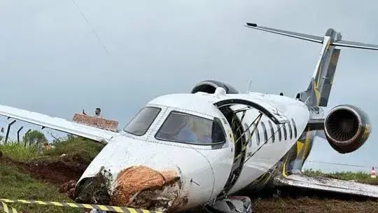INCIDENTE AÉREO: Avião da Cimed sai da pista ao aterrissar no RS