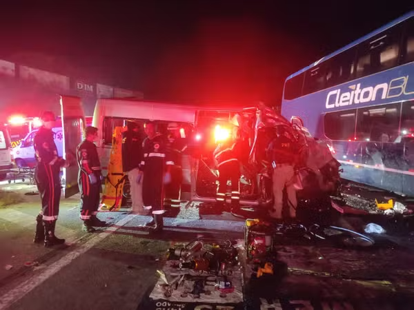TRAGÉDIA: Acidente entre ônibus e van com torcedores do Corinthians, que voltavam de BH, causa três mortes